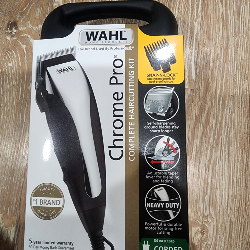 Wahl Chrome Pro Black and White Haircutting Kit